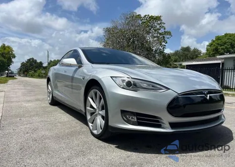 2012 Tesla Model S z USA, uszkodzony, nr VIN 5YJSA1DP4CFS00811